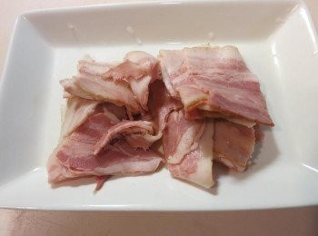 step4: 豬培根3-4片.主要是裡面的膠質讓湯頭濃稠.沒有培根改成豬皮也行