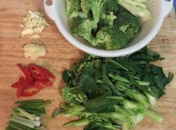 step3: 蒜切末，薑切片，辣椒斜切，蔥切段；青花筍斜切成段，花椰菜切適當大小，花椰菜梗也可以吃喔，去皮切片。