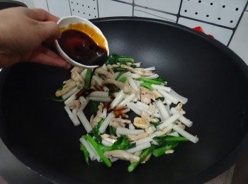 step2: 加入河粉及汁料快手炒勻， 試味及最後<span class="group_3">調味</span> （如太乾可再此時加添小許油份）