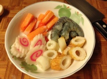 step1: 蟹柳, 獅子狗卷, 日式魚蛋切好, 鮮蝦去殼去腸