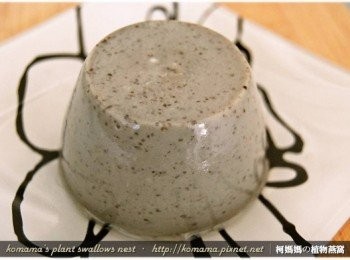 step5: 黑木耳雪綿酪係於黑木耳養生露中，搭配各種知名調味鮮乳為主要<span class="group_1">食材</span>， 利用土雞蛋本身蛋白質受熱而產生膠性的特質，進而孕化成細雪般入口即化的獨創口感與紮實滋味，有鮮奶、抹茶、芝麻、堅果、咖啡及可可等風味。