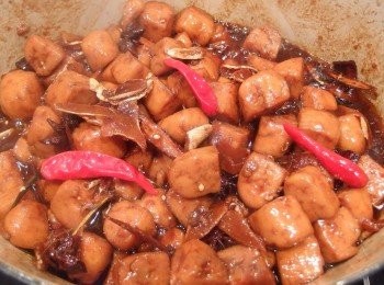 step8: 豆干受熱後會膨脹,內部會產生氣孔狀,剛開始會釋放出水份,小心拌炒避免將豆干弄碎。水份會慢慢收乾...過程中需不斷翻炒,讓豆干吸入醬汁。這時可將起鍋的辣椒放入拌炒入味。