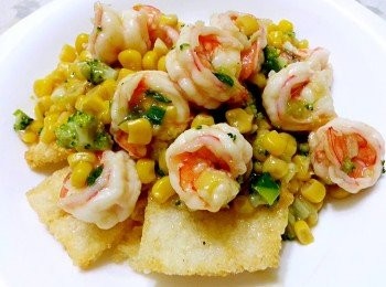 step5: 蒜頭爆香放入蝦仁炒熟再放入玉米粒綠花椰和青蔥珠炒勻加入調味料和少許水在以太白粉勾芡.再淋在鍋巴上最後滴上香油即可