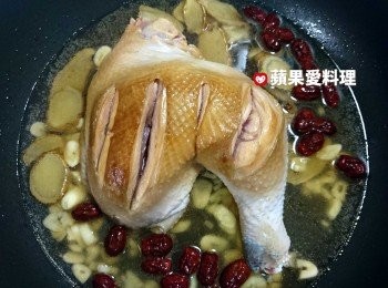 step9: 聞到蒜香味時，倒入水、花雕酒（200ml）、「步驟3的<span class="group_2">醃肉醬汁</span>」，放入紅棗，轉中火，蓋鍋蓋煮10分鐘。