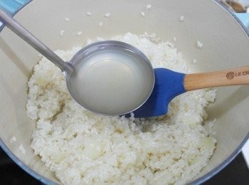 step6: 酒氣蒸發後倒入一大湯匙剛剛加熱的雞高湯拌炒~~ 不停的拌炒白米..乾了又繼續加雞高湯下去炒!!! 此步驟一直重複至白米熟透^^