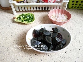 step3: 皮蛋去殼洗淨切粒