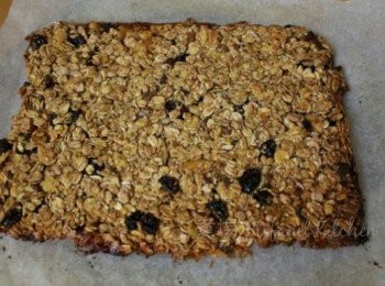 step2: 平舖在有牛油紙焗盤上約半厘米至1厘米厚, 預熱焗爐150度焗10分鐘備用