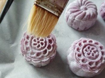 step22: 將冰皮面上的多餘的粉用掃掃走