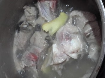 step2: 將西施骨洗淨，倒入煲中加入適量清水，再加入2片薑，出水5分鐘，撈出再洗淨