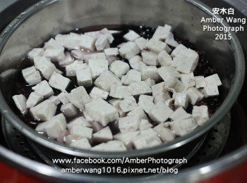 step2: 將紫米和白米放入容器內，芋頭丁舖在上面，內鍋加0.8量米杯的水，外鍋再加1杯量米杯的水，按下電鍋開關蒸。