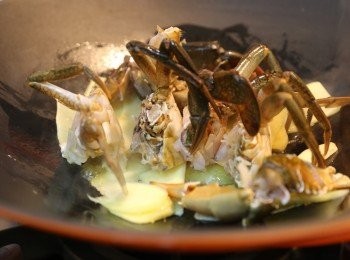 step3: 熱鍋下油，先爆香薑片後加蟹