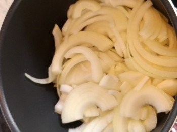 step3: 燒熱油爆香洋蔥至透明及有香味，盛起備用。