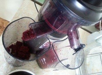 step10: 再做湯圓皮部份:紅菜頭洗淨切片,用慢磨機磨出汁液待用