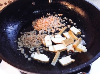 step2: 原鑊下蒜蓉、乾蔥、豆乾、蝦米、菜脯、炒香後，落金邊粉及汁料，一路炒，讓粉慢慢吸味。