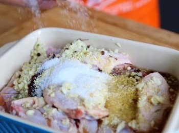 step2: <a href="https://bit.ly/3zHU5V3" target="_blank" data-keyword="雞翼" class="guide-link"><strong>雞翼</strong></a> <span style="display:inline-block;vertical-align:middle;margin-top:-3px;color:initial;border-radius:3px;padding:2px 3px;font-size:12px;line-height:14px;background:#87d300;color:#fff;">即買</span> 放碗裡，下料酒，蠔油，鹽，蒜末醃製30分鐘左右。