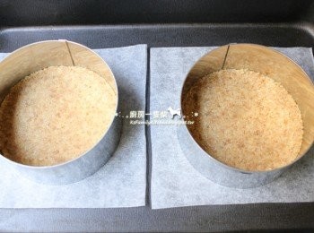 step1: 慕斯圈底下鋪上一張烘焙紙，消化餅乾放入夾鏈袋中壓碎，加入融化的無鹽奶油，搓揉混合，分成兩份倒入慕斯模中壓實做底，冷藏備用。