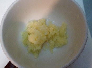 step3: 蒜頭去衣後切碎。