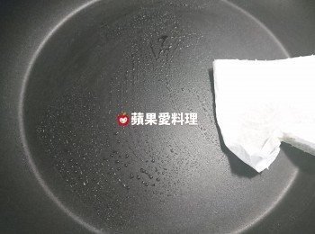 step5: 取出平底鍋，鍋中放少許油，用廚房紙巾將油抹勻鍋底。