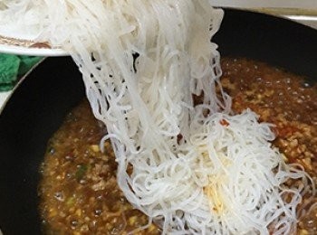 step5: 加入蒟蒻春雨拌勻，讓蒟蒻春雨吸收湯汁。