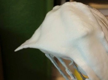 step4: 蛋白加檸檬汁打至有粗泡加第一次糖、稍打加第二次糖、打至開始見白色幼泡，放入餘下所有糖。蛋白打至約有1吋長(2.5-3cm)彎勾。