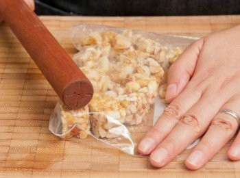 step4: 將麥芽花生硬糖放入攪拌機或放入密實袋打碎成粉粒狀備用