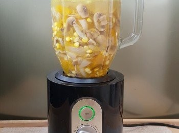 step6: 將南瓜湯放入Braun攪拌機內。