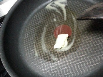step5: 用平底鑊加約1湯匙牛油,將牛油煮到完全溶解