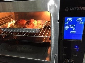 step5: 蒸烤箱預熱200度, 使用【烘烤】模式, 將馬鈴薯放入烤盤中, 上下管溫度皆設定195度, 烘烤約30分鐘