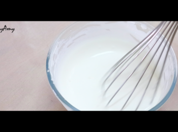 step4: 再加入淡忌廉拌勻，急凍5分鐘（0度）。