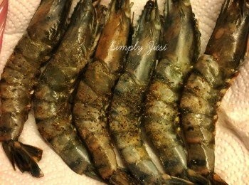 step2: 將蝦抹乾，兩邊撲上薄薄嘅生粉。凍鍋落油，半煎炸蝦至轉成金黃色，盛起瀝乾油，備用。