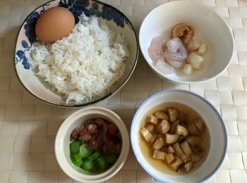 step1: 先煎蛋整碎，熱油鑊落飯炒鬆佢再放蛋碎炒均裝起放碟內；