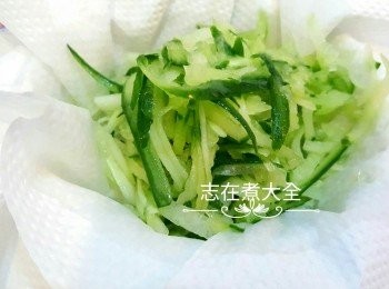 step3: 用足夠廚紙包好青瓜吸水，放入雪櫃半小時