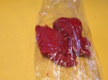 step5: 把一部份麵糰放在保鮮紙中央，蓋上左邊及右邊後用手輕輕按平