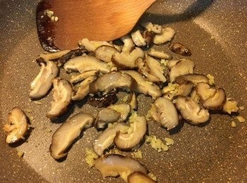 step5: 放少許蔥油、薑末少香後，加入冬菇片炒1-2分鐘