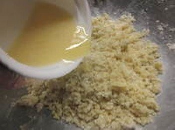 step2: 做派皮:<span class="group_3">派皮1</span>將奶油切成小丁放入篩過的麵粉和塩,用刮板邊壓邊拌勻,勿搓揉以免出筋,再分次加入<span class="group_4">派皮2</span>混勻，將麵團用保鮮膜包好放入冰箱鬆弛半小時以上