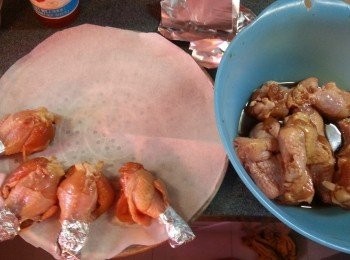 step2: 用錫紙將尾部包起,(作用是方便食用)將雞槌排在牛油紙上