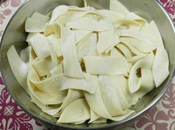 step2: 然後將切好的水餃抓散