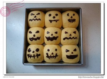 step6: 把朱古力筆材料拌勻, 在發酵快完成時, 在麵團表面畫上南瓜表情圖案。