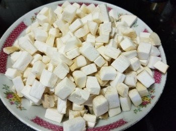 step2: 雞肶菇
將雞肶菇切粒，再稍為拖水，迫出多餘水份備用