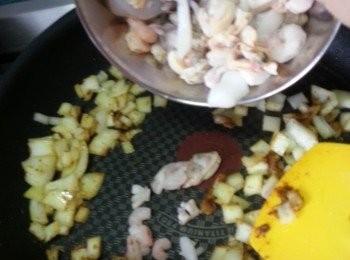 step6: 加入雜海鮮兜炒