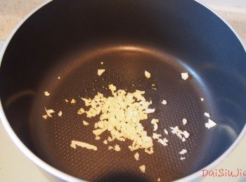step4: 用少許油爆香蒜蓉，然後加入芝士片，再立即加入兩湯匙水推溶芝士。
