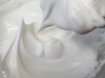 step7: 攪拌至图片状态，八九分发有小弯角，稱為“乾性發泡/硬性發泡”