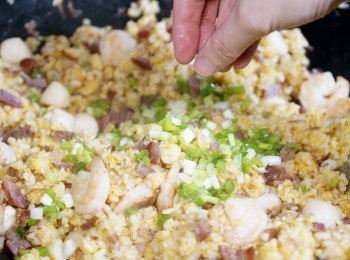 step7: 最後加入蔥粒快手兜炒，即成。可伴上XO醬同食，更添鮮味。
