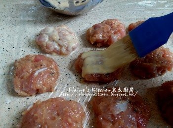 step7: 將六件的雞塊掃上麵糊