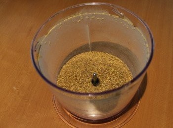 step6: 把已風乾的蔬菜蓉放入攪拌機內打成粉狀