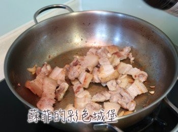 step4: 將五花肉平鋪平底鍋煎到焦香恰恰。(這個步驟一定要有耐性的小火慢煎喔！）