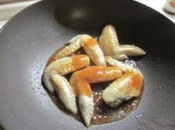 step3: 鍋中放油將雞翅煎至金黃色,淋上<span class="group_3">醬汁</span>拌抄