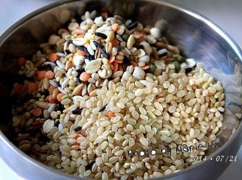 step2: 『西川米店』的《陽光糙米》與《十穀珍寶多穀米》
顆顆飽滿，品質光用肉眼就看得見

取《陽光糙米 - 100g》+《十穀珍寶多穀米 - 50g》‧‧‧