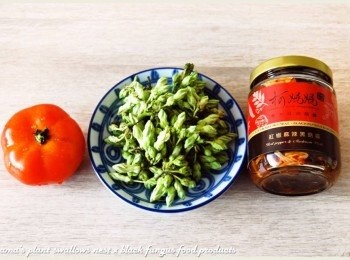 step1: 事先準備紅椒麻辣黑菇醬、山翡翠與牛番茄等料理<span class="group_1">食材</span>。