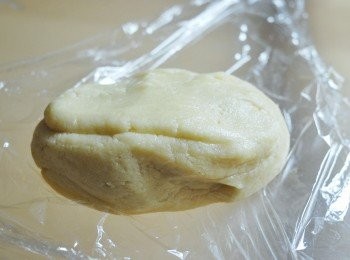 step8: <span class="group_3">菠蘿外層</span>做法：將所有材料放入大碗內拌勻，用手捏碎牛油，拌勻成麵團。用保鮮紙包好，放入雪櫃30分鐘